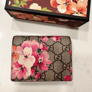 Gucci bloom wallet